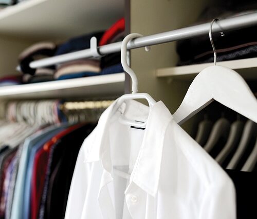 Korzyści jakie dają wieszaki na ubrania: dowiedz się jak możesz je wykorzystać