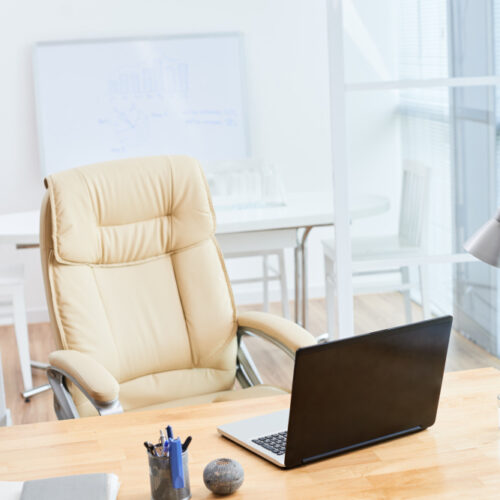 Jak wybrać idealne krzesło biurowe – Kompletny przewodnik dla profesjonalistów