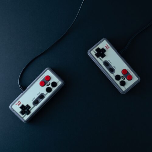 Retro gaming: Dlaczego gracze wracają do klasycznych gier i czy warto inwestować w stare konsole?
